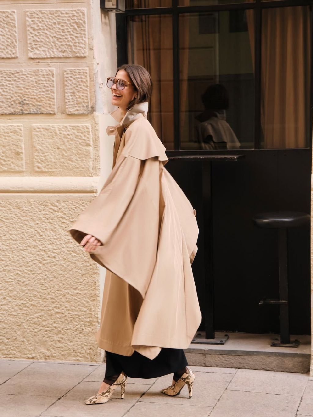 Весна в Испании - это когда утро прохладное, а солнце уже обещает долгий день. Когда хочется легкости, но с характером.

Тренч-пончо в благородном оттенке кэмел — современная интерпретация классической верхней одежды с архитектурным силуэтом и премиальными деталями.

Итальянский хлопок держит форму и мягко ложится естественными складками, а костюмная ткань в мелкую клетку деликатно подчеркивает конструкцию изделия.

Контрастные детали, аккуратные прорезные карманы, паты на рукавах и безупречная обработка внутренних швов — всё продумано так, чтобы вещь выглядела безукоризненно в движении.