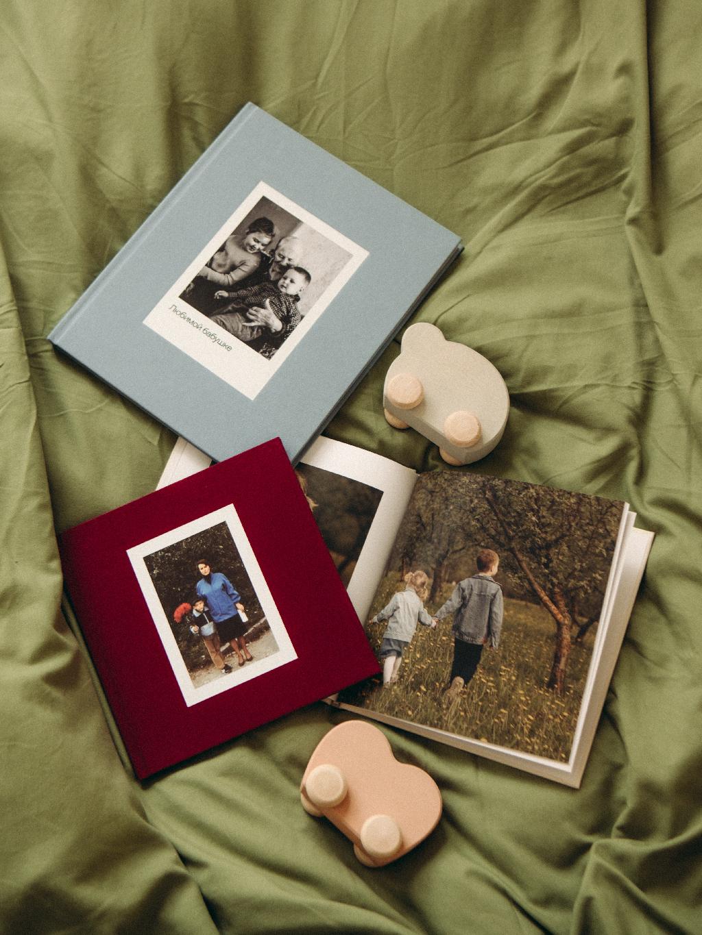 Подарочная фотокнига для бабушки 🩵

Большая фотокнига в голубой тканевой обложке — трогательный подарок для бабушки. Соберите фотографии внуков в одном альбоме, который будет напоминать о любви семьи и согревать сердце каждый день.