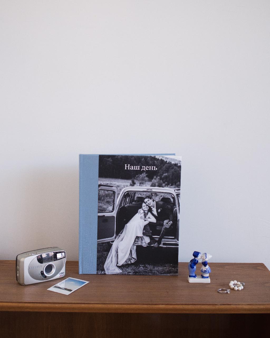 Свадебная фотокнига —  ценный артефакт, который будет храниться в семье долгие годы.

Выберите коллекционную фотокнигу в голубом тканевом переплете, чтобы  разместить все ценные снимки и передавать атмосферу дня свадьбы. 