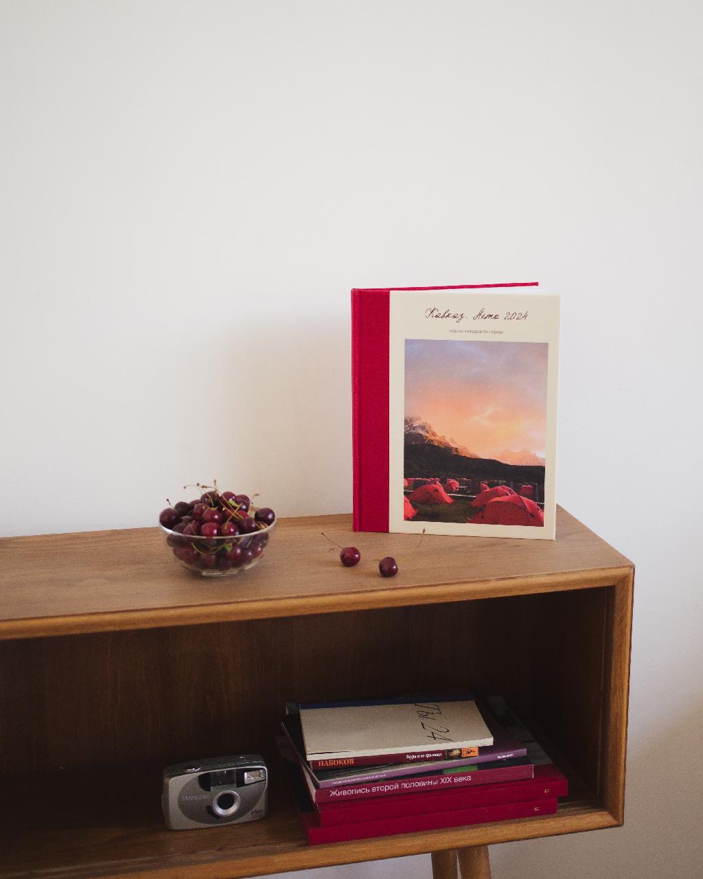 Коллекционная фотокнига с тканевым переплетом насыщенного вишневого цвета подойдет для самых ярких закатов этого лета, детских снимков или семейного фотоальбома. 95 готовых шаблонов для разворотов.