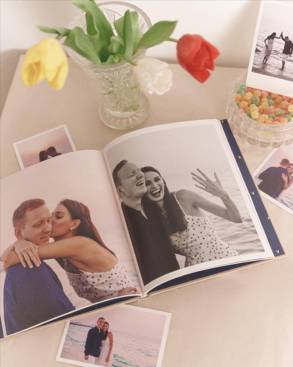 Создайте свадебный альбом, который навсегда сохранит воспоминания о дне рождения вашей семьи! Каждая страница фотокниги — это живая память о любви, взглядах и первом шаге в вашу общую жизнь 🩷