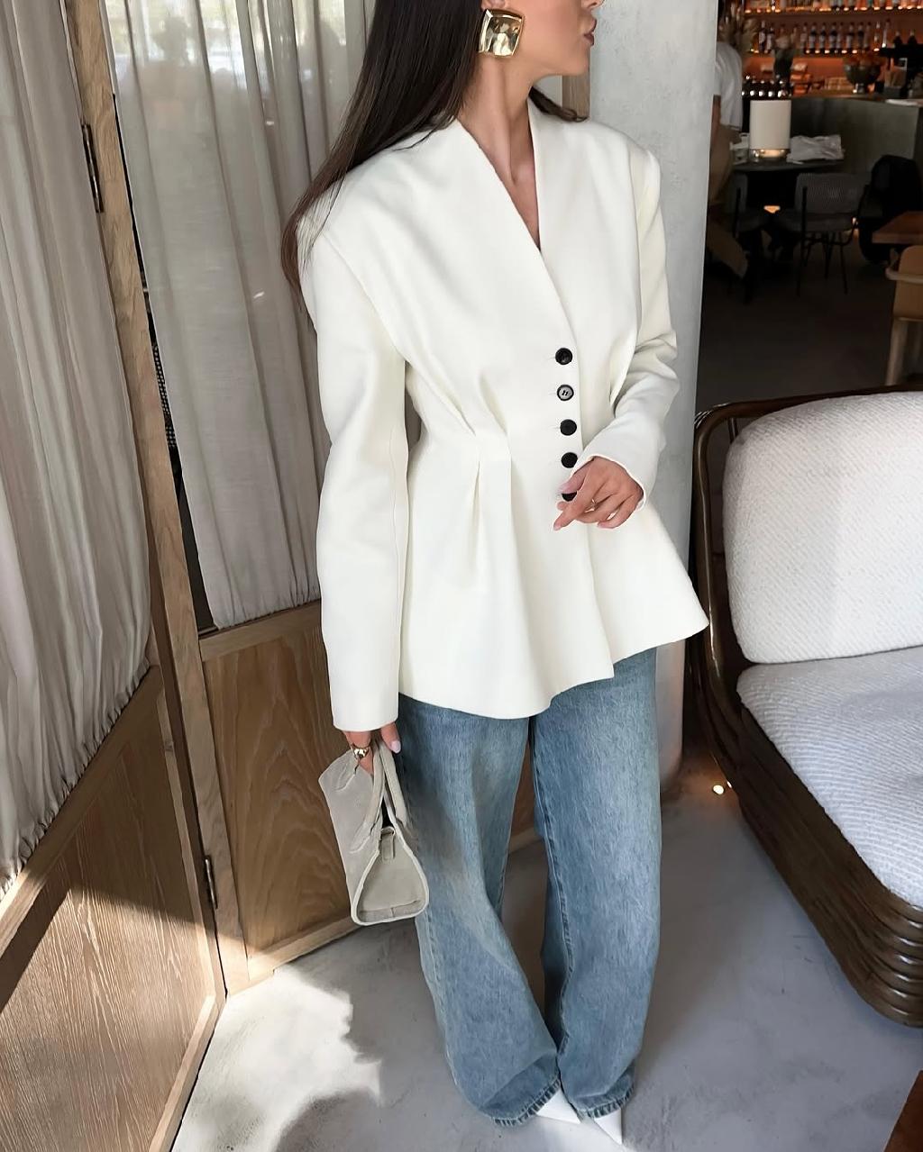 Пока искала деним, рекомендации подсунули мне очень женственный образ @novitskaiaa