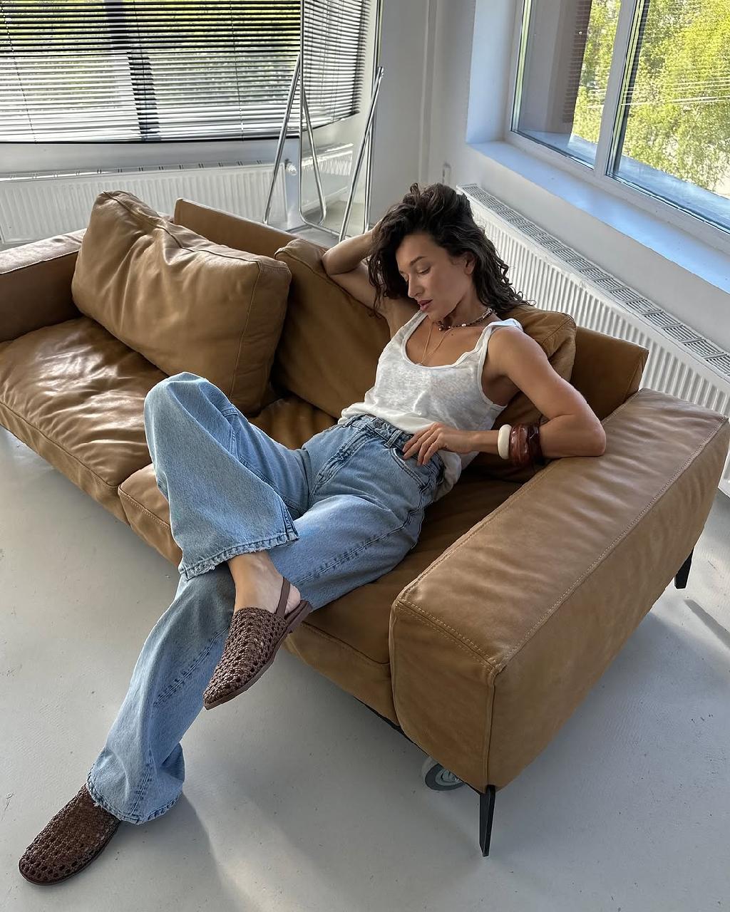 Мой любимый летний образ — джинсы и майка 

А ещё люблю надевать сразу две майки — молочную и шоколадную (обе добавила, в товарах можно посмотреть как это смотрится)

На фото бренд Birdy 