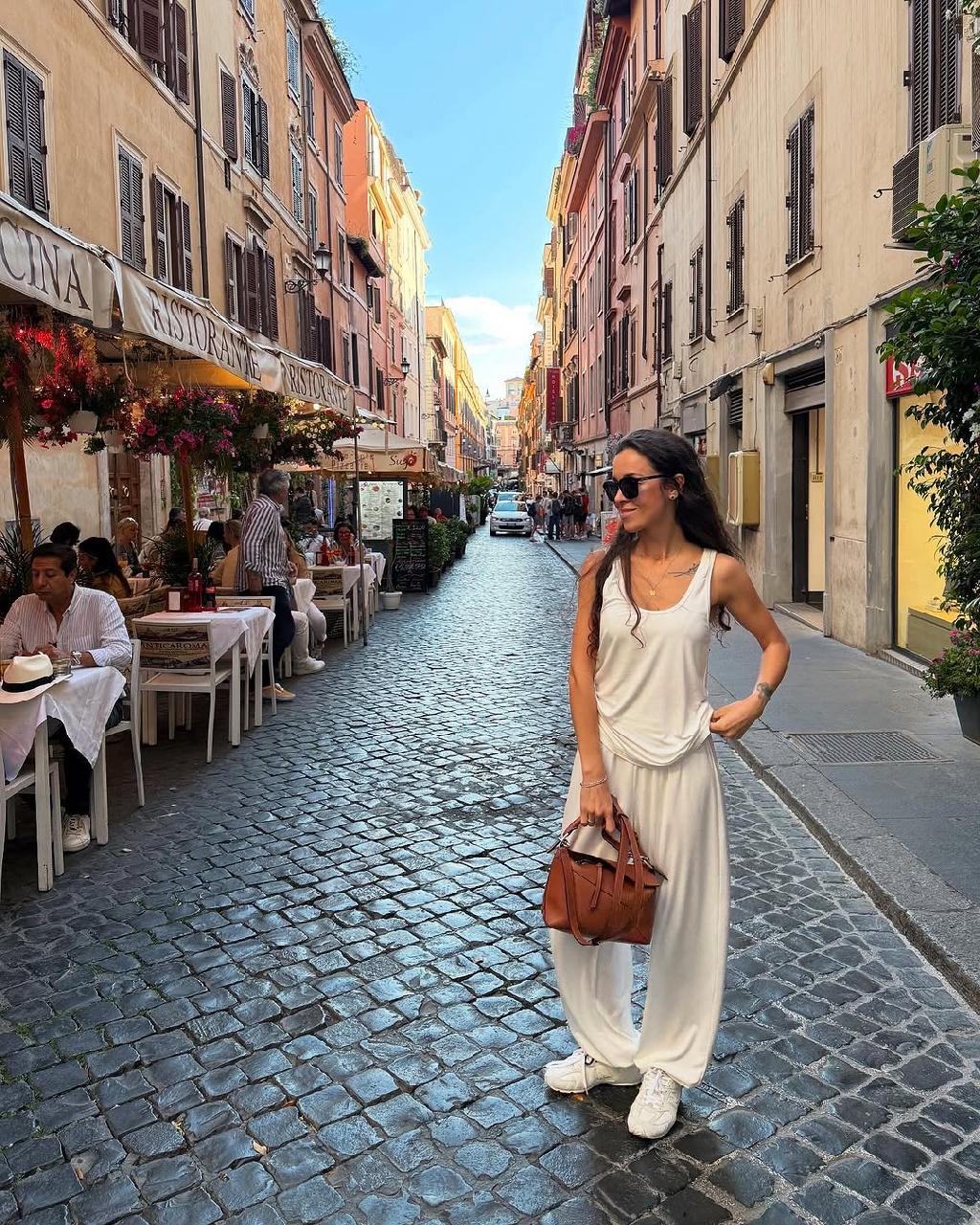 Самая популярная одежда уже не первый  сезон – легкие брюки и майка

На фото MATU