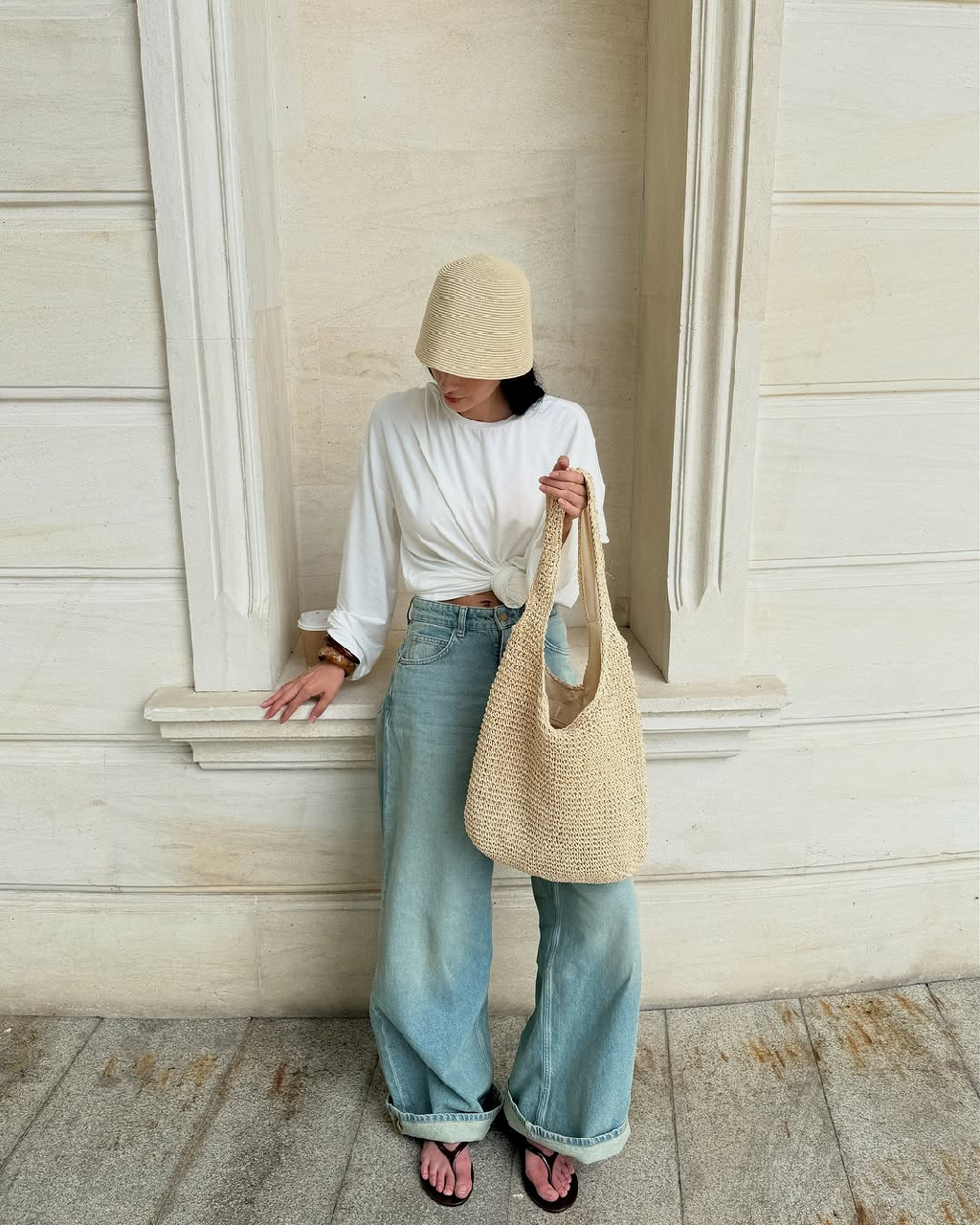 Нравится тренд, когда бренды уделяют внимание стилизации. Казалось бы, просто стилизованный лонгслив с подвязанными рукавами и низом, а эффект сразу вау 😻

Бренд Très