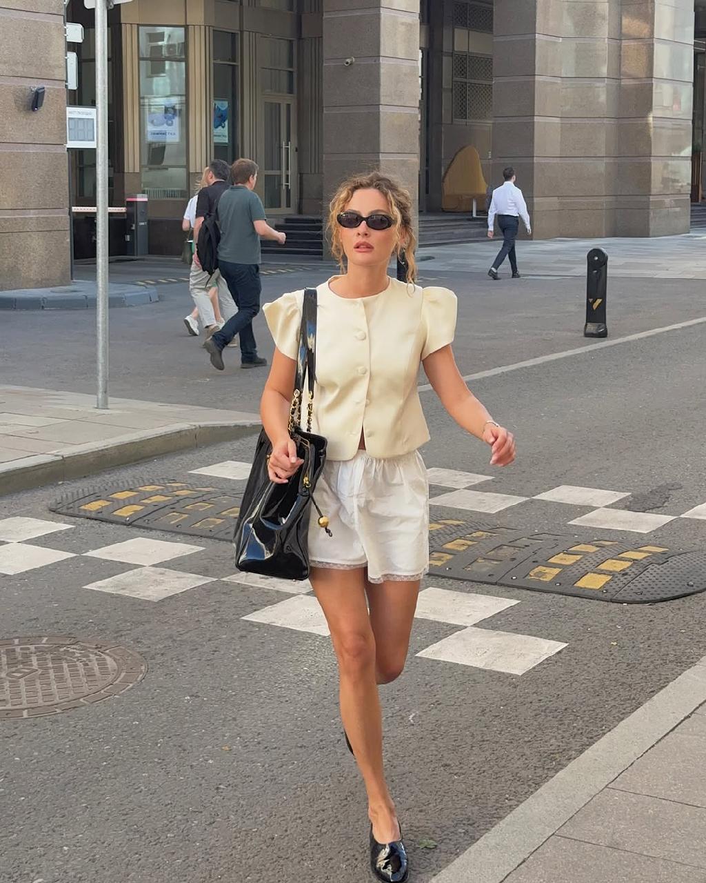 Последнее время всё чаще смотрю на трендовые бельевые шорты и собираю разные образы с ними

Кажется, уже скоро решусь, уже прошла стадии отрицания, сейчас в принятии 🤣

Вдохновение от @asmatchkotua