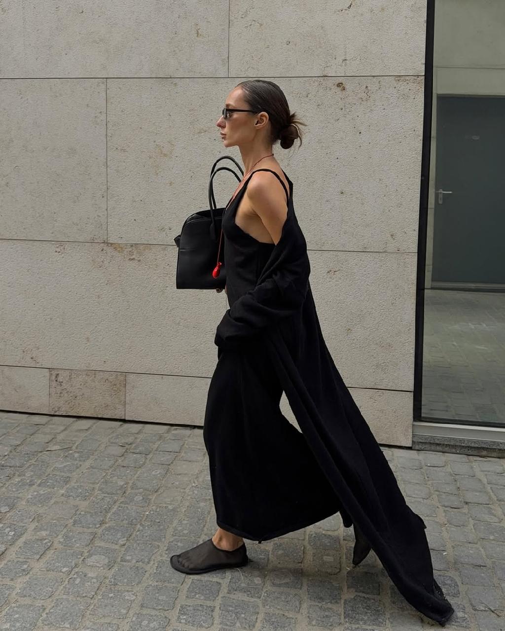 Так красиво на @mityaaagina смотрится комплект Ninki, что черный кардиган разобрали

Ждём, когда появится снова ⏳

Ещё очень понравились балетки с прозрачным верхом от Massimo Dutti, кажется идеальным вариантом на лето. Если в Грузию или Казахстан не летите – похожие можно взять в Befree