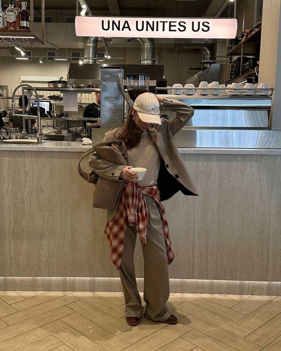 Костюм и повязанная рубашка в клетку – образ, который точно забираю на заметку 

Total Aim clo