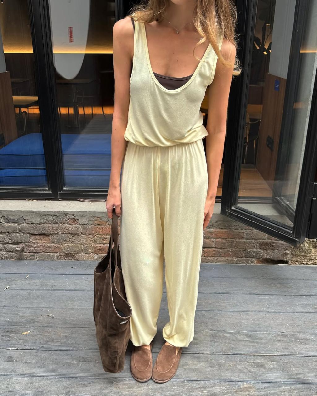 Я уже писала про свою любовь комбинировать две майки, и тут мне попался образ @elen_sheva – ну это просто восторг 🍋🍫

Отдельное восхищение – это как классно легкий трикотаж сочетается с шоколадными замшевыми сумкой и лоферами