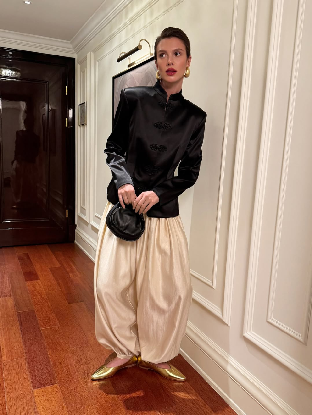 В праздничной коллекции мы играем с восточной эстетикой так, как умеем только мы — через силу силуэтов, драматичный блеск ткани и смелые пропорции 🏮

Притягательная магия Востока, переосмысленная в современной SELFMADE-реальности.

Мы соединяем мягкую пластику аладдинов, графичность воротников мао и сияние сатиновых фактур, чтобы показать: тренд на восточную стилистику. Наши комплекты звучат по-новому именно благодаря этому контрасту — объем и легкость, структура и текучесть, блеск и глубокие тона.

Восточные мотивы становятся частью современной женственности - уверенной, независимой, чувственной.

SELFMADE презентует Восток, который не копирует традиции, а пропускает их через ваш собственный характер. И в этом — вся сила образов.