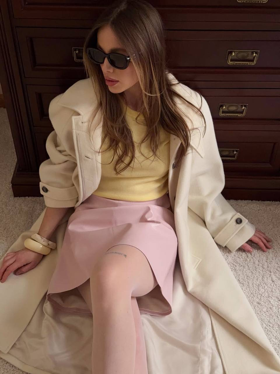 Образ от стилиста Элизы Коннер — для вдохновения перед новым сезоном 💎

Сочетаем пастельно-розовую юбку Sensual Pink с лимонным топом из шерсти Lemon Cream — освежающе красиво. Сверху накидываем объемное пальто Daylight и отправляемся собирать восхищенные взгляды. 