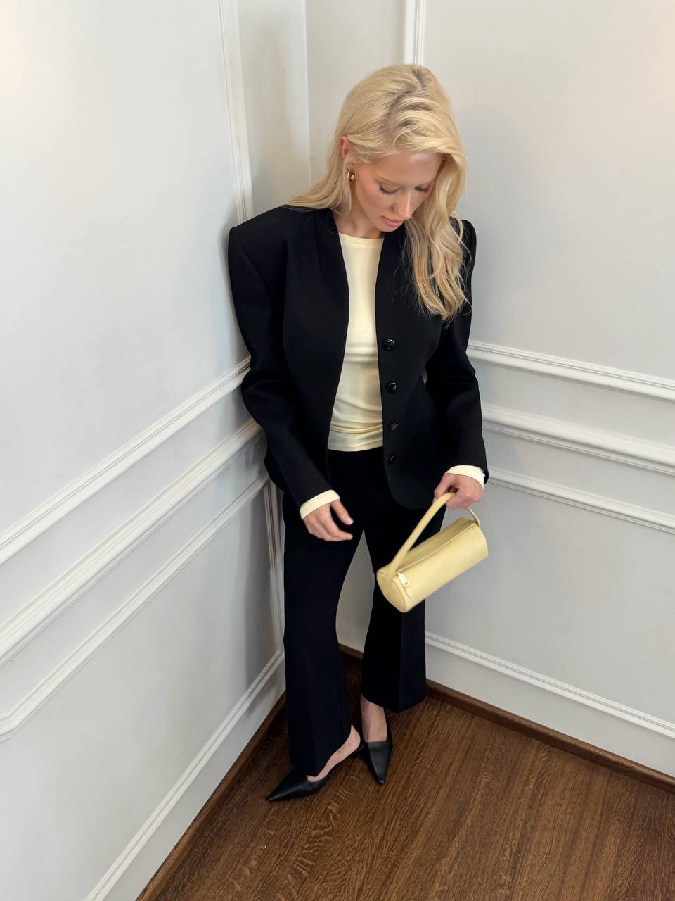 Идея, как добавить выразительности в повседневные образы 💎

Акцентный крой
Добавляем свежий взгляд на классический гардероб с архитектурным жакетом и игривыми костюмными брюками.