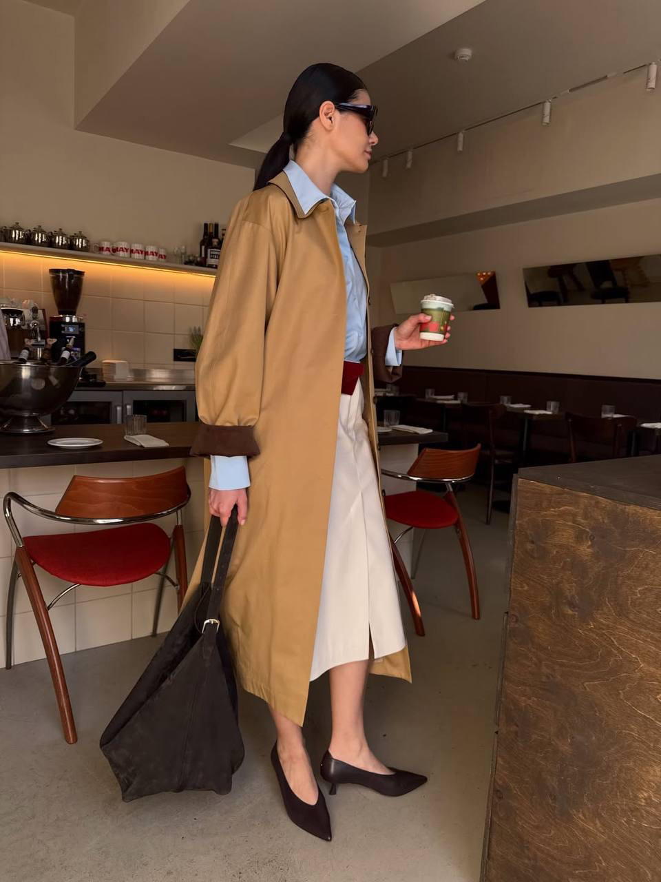 Актуальный будничный образ от инфлюенсера Анны Соколовой 🤍

Сохраняем голубую рубашку, как классический элемент офисного дресс-кода, но стилизуем ее с акцентной юбкой из фактурной экокожи и расслабленным тренчкотом.

Идеально, чтобы прогуляться по весеннему городу или встретиться с подругами в кофейне после рабочего дня.