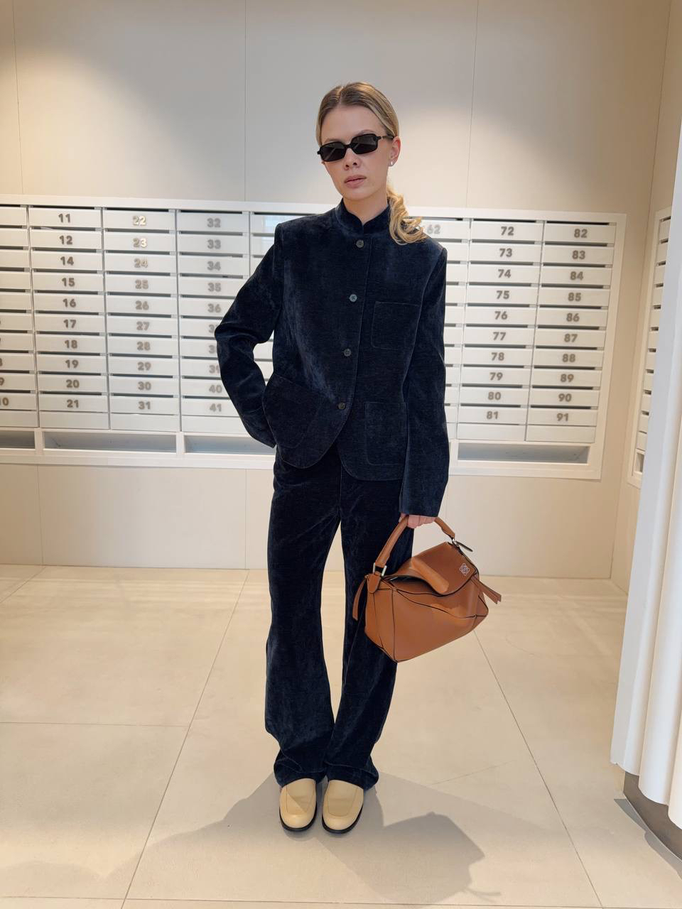 Образ из новой коллекции от инфлюенсера Виктории Романенко 💌

Лаконичный, но выразительный сет из вельвета. Детали кроя в восточной эстетике, глубокий темно-синий оттенок и акцентная фактура — детали, благодаря которым сочетание хочется рассматривать.