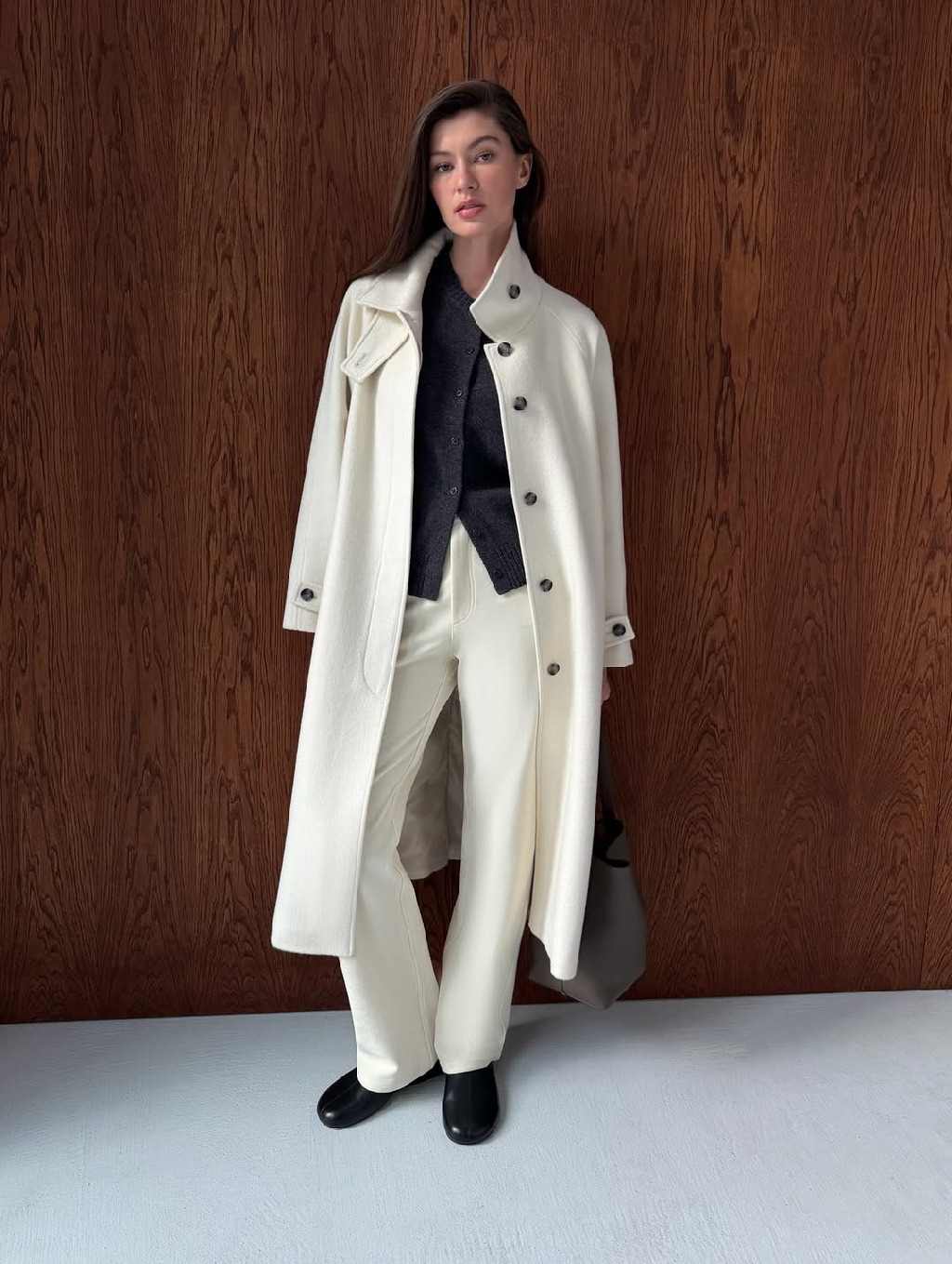 Весна в этом году будет особенно стильной с верхней одежды из новой коллекции 🌼 Объемное пальто в нежно-молочном оттенке, глянцевый бомбер и силуэтное пальто-жакет — каждый фасон станет акцентом на утонченный комфорт и актуальный образ для любой погоды.