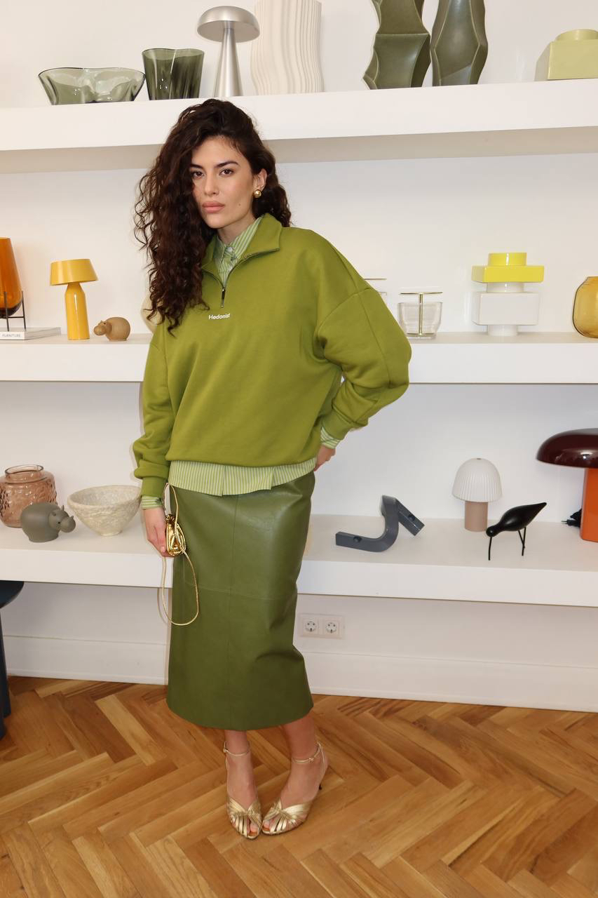 Выходные — идеальный момент для вдохновляющих экспериментов со стилем 💎

Заигрываем с классической элегантностью при помощи контрастов: юбку-карандаш Glossy Olive носим с акцентной рубашкой Morning Matcha и худи «Hedonist» в тон.