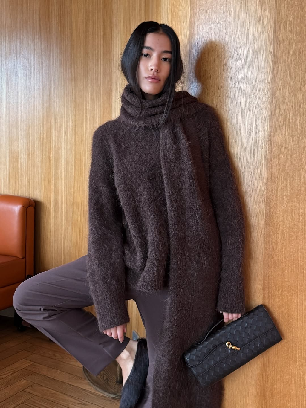 Total chocolate - история о тепле, комфорте и глубине цвета. Мягкий джемпер и пушистый шарф Extra Texture окутывают уютом, создавая образ с оттенком роскоши и спокойствия — будто глоток горячего какао в прохладный день 🍫