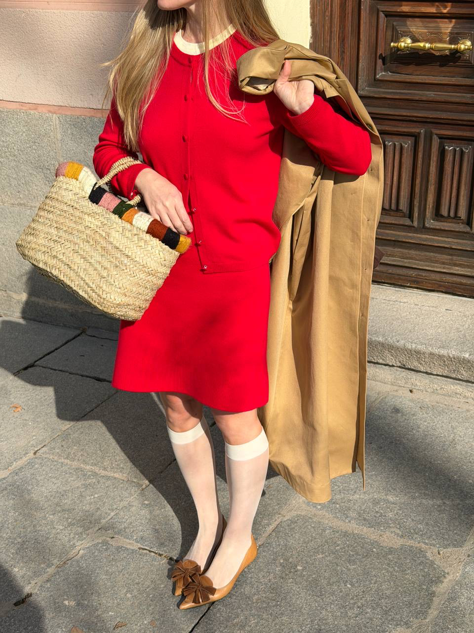 Солнечные улицы Мадрида и образы из новой коллекции — это любовь! Вдохновляемся освежающими стилизациями от инфлюенсера Мари Нико ☀️

Комбинируем чувственный сет из мягкой шерсти с лаконичным тренчкотом идеального объемного кроя.
