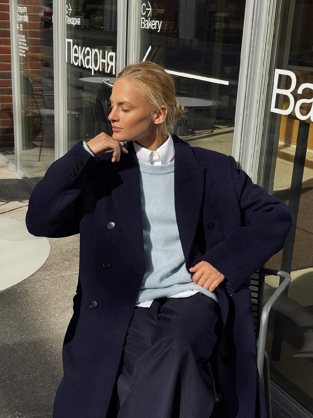 Midnight blue: когда классика встречается с настроением 🏙️ Statement-пальто в насыщенном полуночном оттенке становится главной деталью осеннего образа. Архитектурный силуэт, строгая линия плеч и двубортная застёжка - о силе. Шерстяная фактура и уютный джемпер в тандеме — о внутреннем комфорте. Образ, в котором хочется остаться на весь сезон.