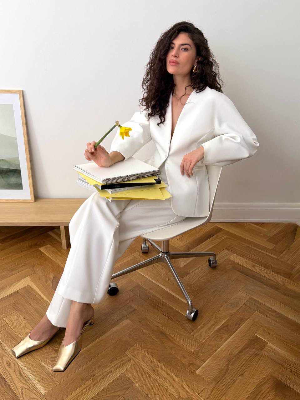 Молочный оттенок делового гардероба в выразительном офисном образе из новой коллекции 🖇


Освежающий сет из структурного жакета Milky Parfait и подчеркивающих брюк White Spell — для тех, кто не может дождаться весны и в любых ситуациях выбирает подчеркнуто элегантные образы.