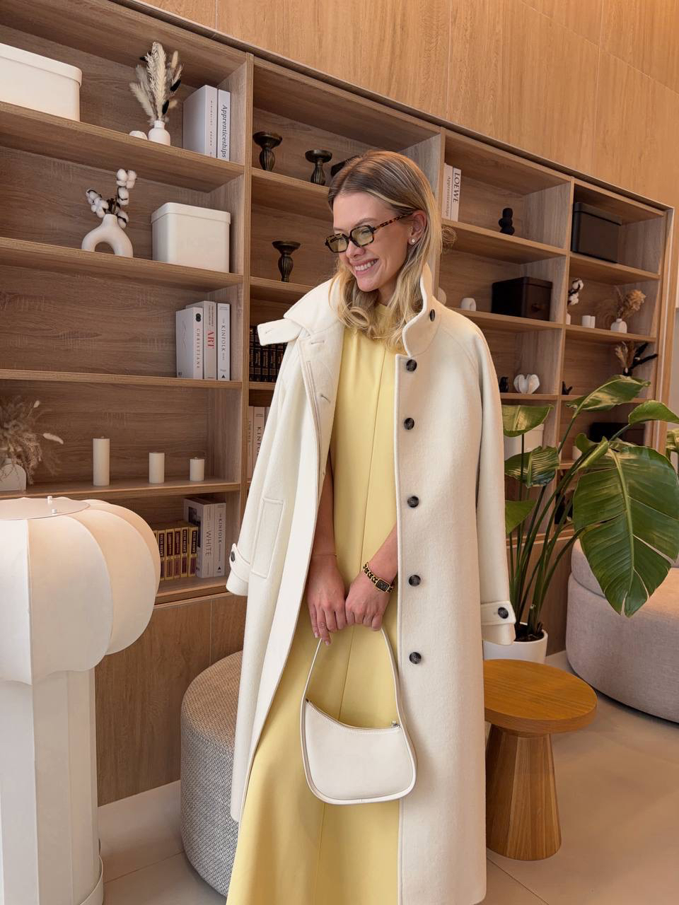 Образ из новой коллекции от инфлюенсера Виктории Романенко 💌

Нежная комбинация объемного пальто с воротником-стойкой и платья в трендовом желтом цвете. Идеальна для долгих прогулок под мягкими лучами первого весеннего солнца.