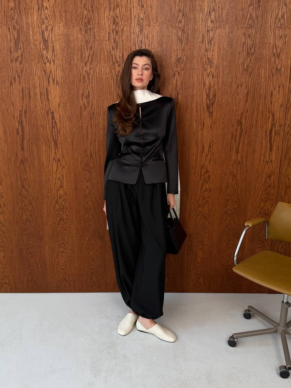 Добавляем весеннее настроение в офисные образы 🌱 Собрали стилизации в классической палитре, но с выразительным кроем и фактурами, благодаря которым обычный день превращается в модный выход.

Жакет в восточном стиле с деликатным сатиновым блеском — модель, которую легко представить в вечерней стилизации, но мы выбираем ее и для повседневных сценариев, комбинируя с костюмными аладдинами в тон.