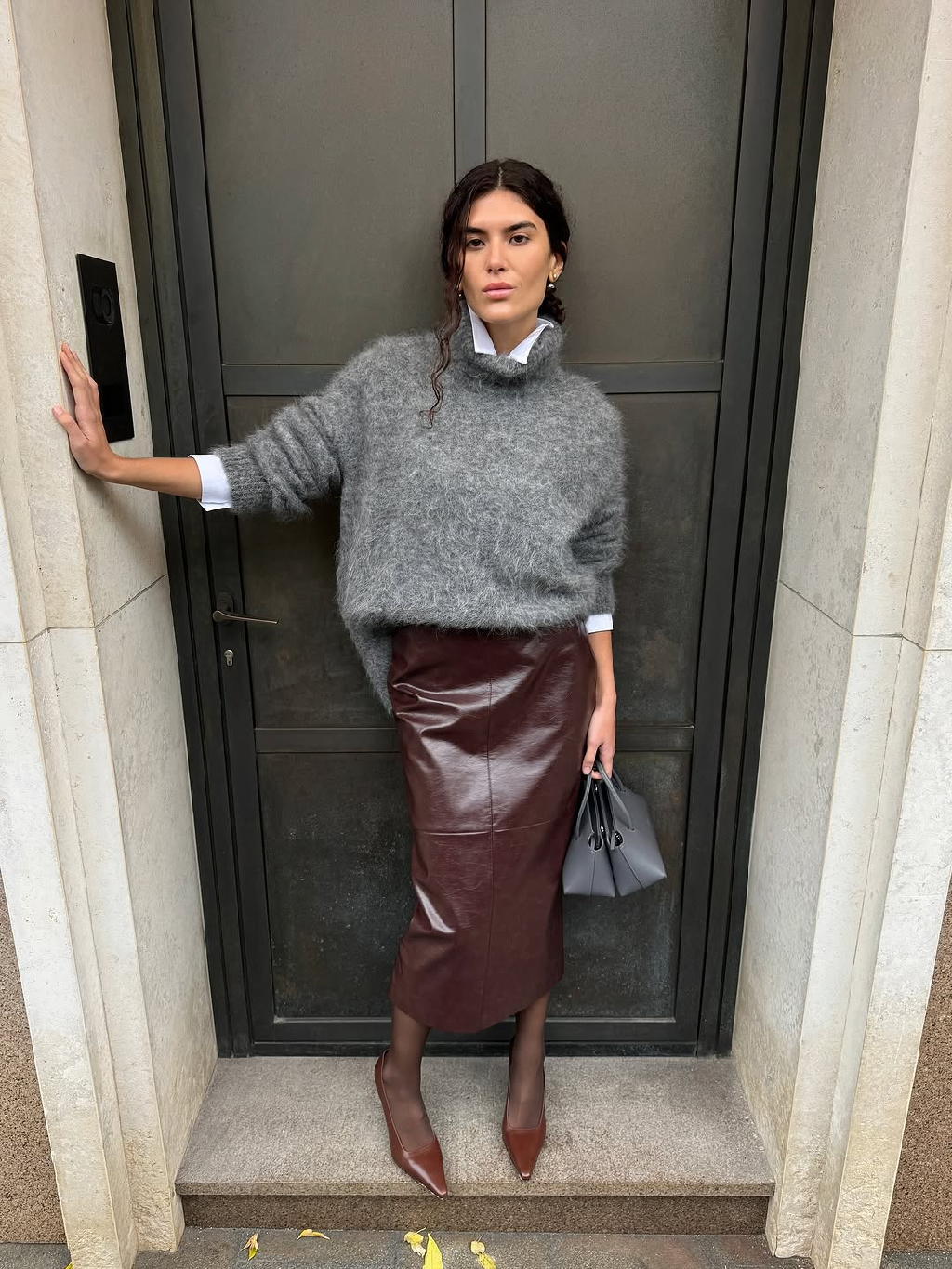 Осень — время фактур и контрастов 🩶
Мягкий объем свитера Extra Texture встречается с глянцевым блеском эко-кожи, создавая образ, в котором уют и сила звучат в унисон. Носим в серых тонах с акцентом на шоколадный глянец — для тех, кто выбирает быть в центре внимания даже в самые пасмурные дни.