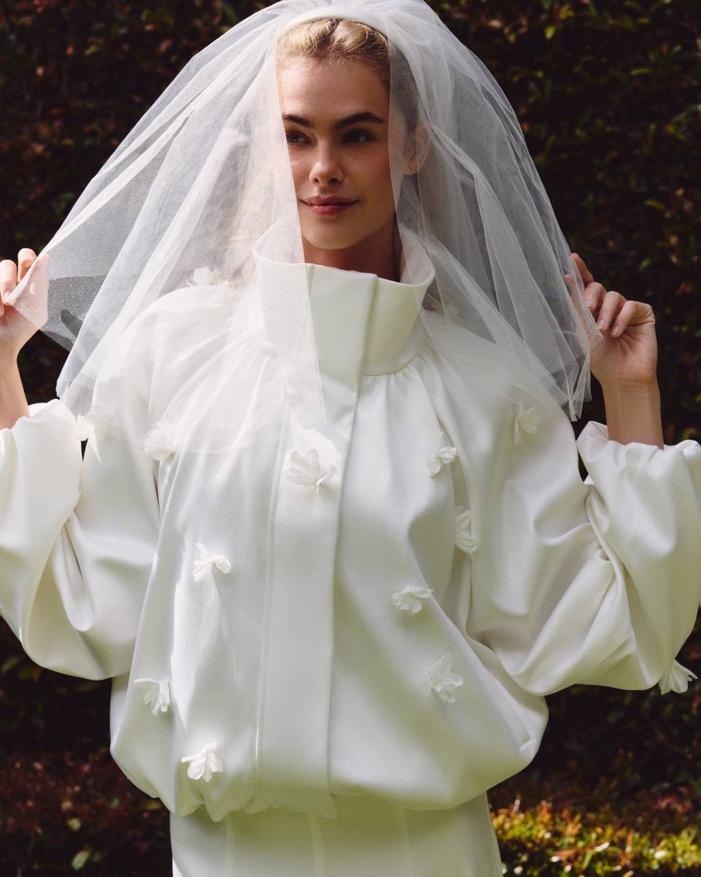 Она сказала — «да!» 💍

Она сказала — «да!». Так называется наша новая свадебная коллекция — о самом тихом и одновременно самом громком моменте в жизни. Мы анонсируем историю, в которой каждый образ наполнен трепетом и ощущением начала новой главы.

Атмосфера съемки погружает в место на краю света с уединенной виллой, где хочется бежать босиком по траве, затеряться в цветущих аллеях и говорить «да»: друг другу, спонтанности, моментам, которые сохранятся в памяти и фотопленке навсегда.

Мы решили рассказать историю о дне, когда все внимание принадлежит только им двоим. Первый взгляд перед церемонией, клятвы, наполненные искренними чувствами, теплые прикосновения и улыбки, которые невозможно сдержать, смех и слезы одновременно. Первое свадебное фото, объятия после главных слов и ощущение, что впереди — целая жизнь.

В коллекции — струящиеся платья, утонченные костюмы, жакеты, жилеты и юбки, летящие силуэты и мягкая архитектура кроя. Нежный атлас, кружево, шифон, ткани с деликатным жемчужным сиянием создают образы для разных моментов торжественного дня. Впервые коллекцию дополняют свадебные аксессуары — воздушная фата, перчатки, накидки и деликатные акценты в виде сумочки и твилли.

Она сказала — «да!».
И этот день стал началом новой истории.