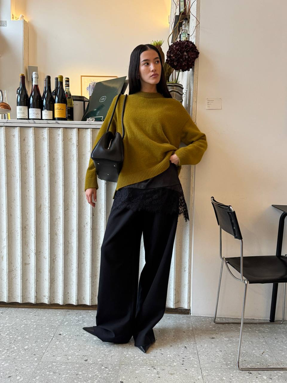 Нежность в слоях 🖤
Когда хочется тепла, но не терять чувственность — выбираем дуэт: объемный джемпер Merino Essential и топ в бельевом стиле.
⠀
Мягкая пряжа с шерстью енота и мериноса обнимает, создавая уют, который становится настроением. Под ней — деликатный топ, почти невесомый, с кружевом и асимметрией, которая ловит свет и внимание.
⠀
Контраст фактур — главный акцент сезона: объем и легкость, уют и изящество.