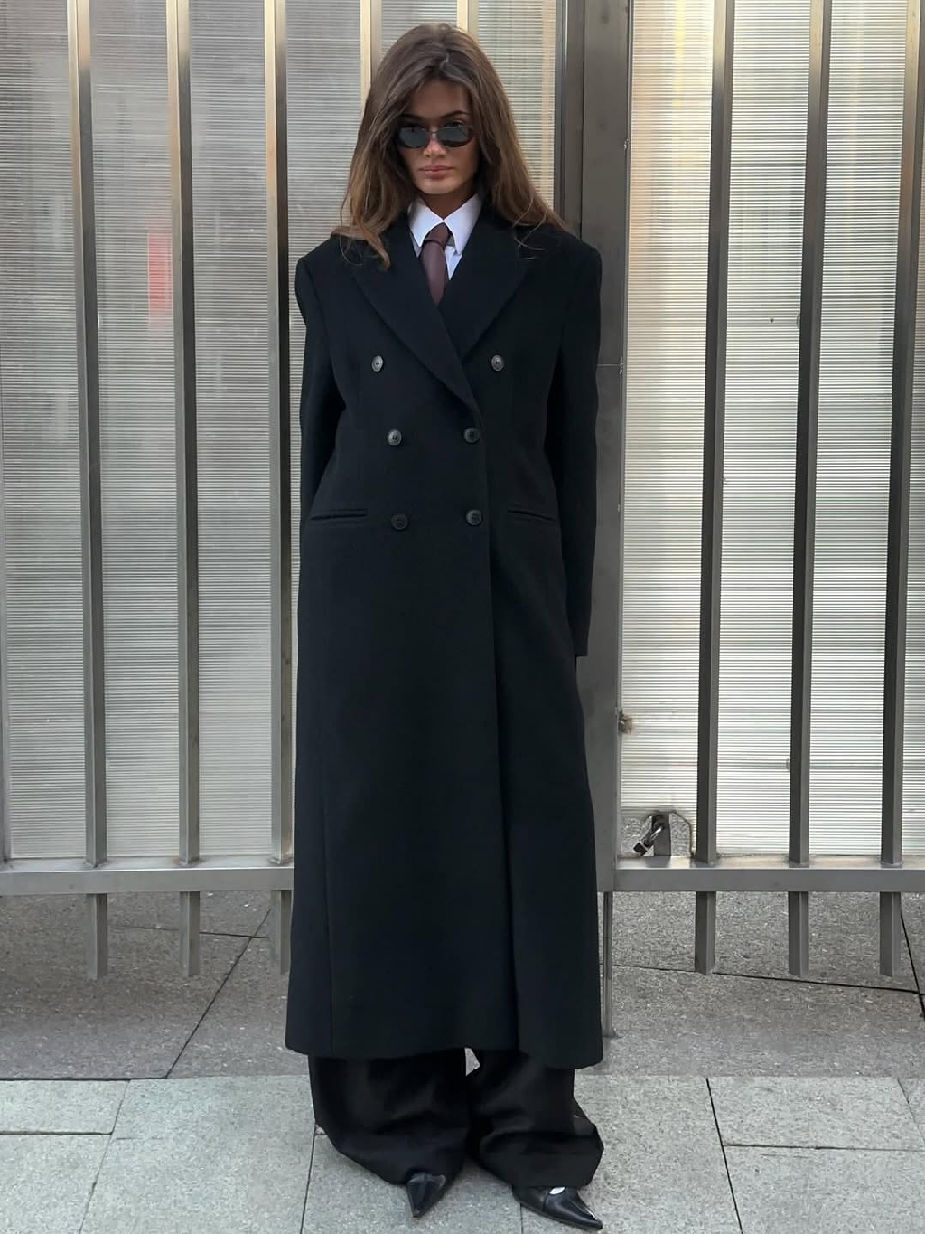 Два power-образа от Мадины
@madinatovna с костюмо-двойкой Wall Street и statement-пальто Dark Black