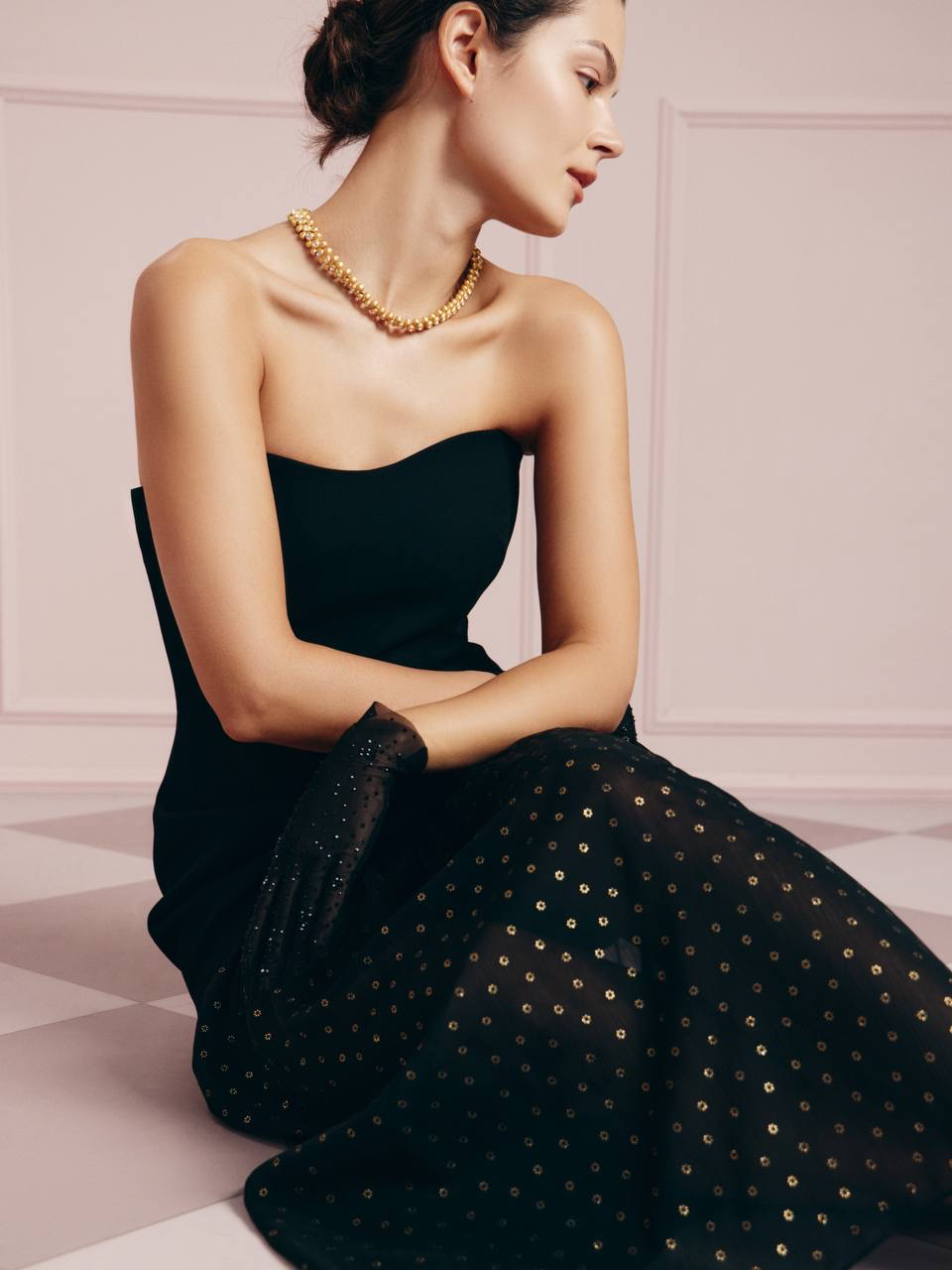 Сияем как никогда раньше! ✨

Платье Spark The Desire из нашей праздничной коллекции — это не просто наряд, а настоящее волшебство в каждой детали. Корсетный лиф и фееричная юбка с легким шлейфом создают идеальный образ для тех, кто готов стать главной героиней.

Структурное мини-платье с полупрозрачной юбкой подчеркивает каждый изгиб, даря легкость и грацию. Это платье создано для тех, кто хочет выделяться, не забывая о своей уникальной женственности.

Дополните образ глянцевыми босоножками Liquid Gold, изысканными серьгами и, конечно же, своей самой яркой чертой — ослепительной улыбкой. 

Пусть это платье станет вашем магическим спутником! 💫

Ищите последние размеры платья в магазинах SELFMADE.