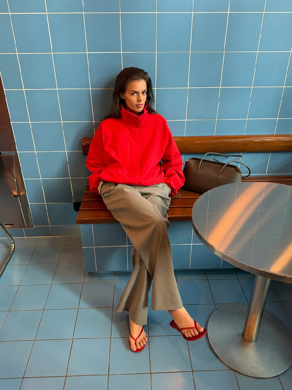 Spring City в насыщенном
красном 💔 - тот самый акцент, который делает образ живым и немного дерзким. Сочетаем его с брюками-palazzo Clear Grey: играем на контрасте объёма и строгих линий и получаем effortless настроение на каждый день.

Легкость, в которой хочется двигаться, и стиль, который не требует усилий.