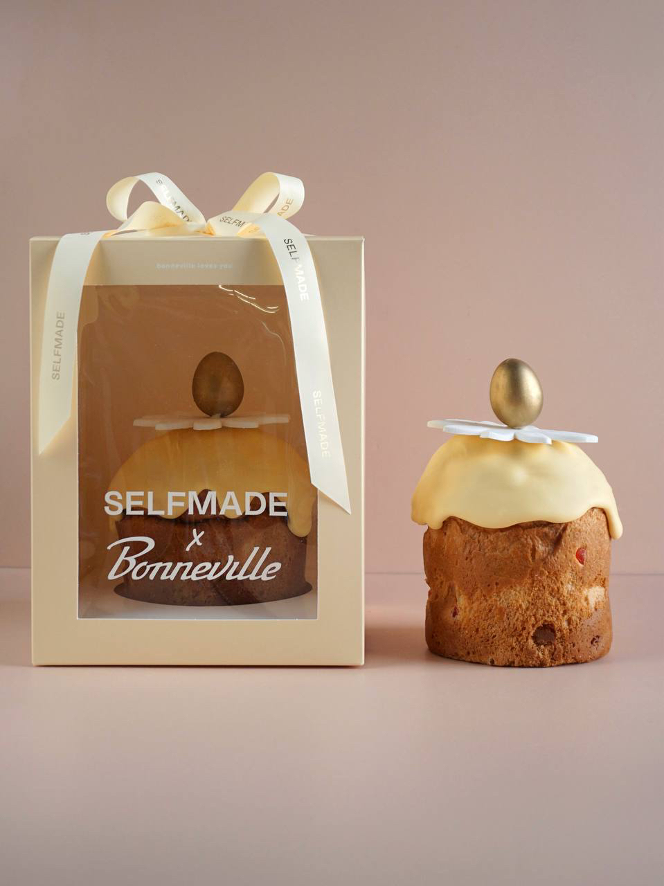 Лимитированные пасхальные угощения SELFMADE x Bonneville 🤍

Мягкое и пышное тесто кулича дополнено вяленой клубникой и белым шоколадом, а разломив шоколадный десерт, вы найдете карамелизированный попкорн с миндалем и маленькое яйцо из белого шоколада.

С сегодняшнего дня и до 12 апреля вы можете получить кулич или пасхальный десерт в подарок — для этого приходите на наши клиентские дни в московском флагмане на Петровском бульваре. Коллаборация также представлена в кафе Bonneville в Твери.
