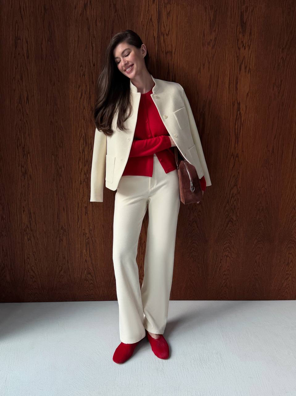 Весной особенно хочется добавлять в образы яркие акценты, поэтому делимся идеями, с чем сочетать модели красного цвета из нашей новой коллекции ❤️

• Красный + молочный 
Освежающая комбинация, в который оттенки безупречно дополняют друг друга и становятся еще насыщеннее.