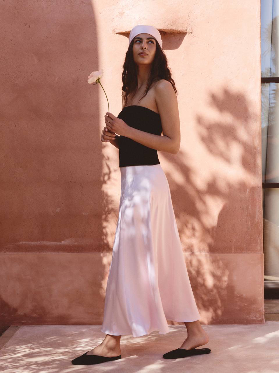 Струящаяся юбка «Малиновый мусс» с атласным блеском — о той естественной легкости и утонченности, которые хочется ощущать каждый день, вне зависимости от планов 🌷

В этом изделии вам точно захочется любоваться собой, кружиться и быть в движении — когда оно смотрится особенно красиво.