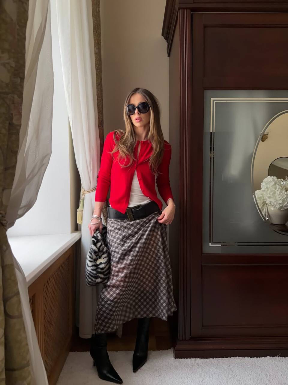 Образ от стилиста Элизы Коннер — для вдохновения перед новым сезоном 💎

Утонченную клетку юбки Misty Grey дополняем чувственно-красным кардиганом Red Rose.