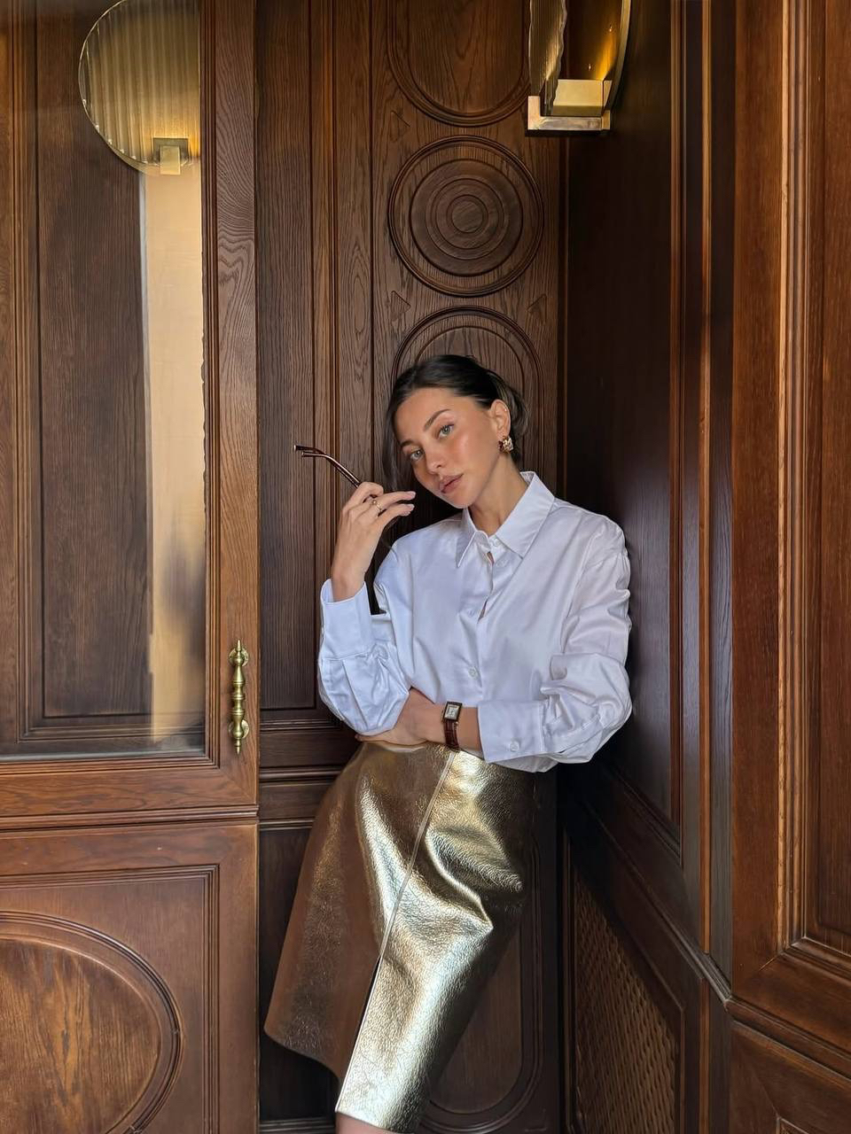 Образ от инфлюенсера Айнур — ода вечной элегантности и женственности 🍸

Вдохновляемся утонченной стилизацией с золотой юбкой из фактурной экокожи в роли главного акцента. Эффектная модель идеально сочетается с минималистичными лодочками и классической белой рубашкой.