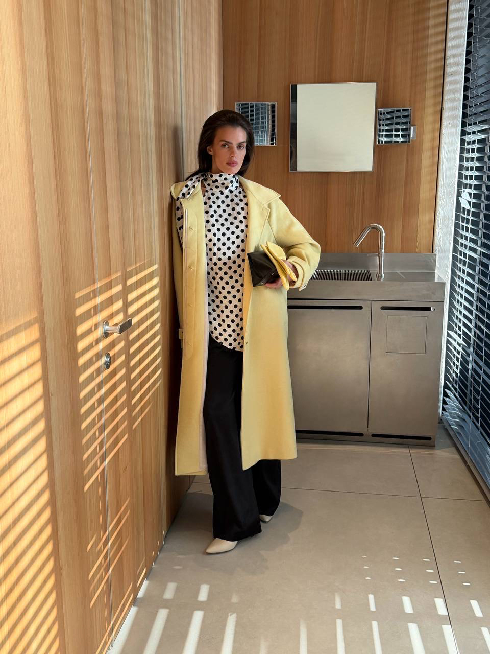 Пальто «Лимонный крем» и выразительный топ в горошек — сет для тех, кто вдохновляется лучами весеннего солнца на модные эксперименты 🍋

Не боимся добавлять в образ несколько акцентов: комбинируем яркий цвет и выразительный принт, объемный крой со струящимся и легким силуэтом. Стилизация, с которой каждый день будет ощущаться праздничным событием.