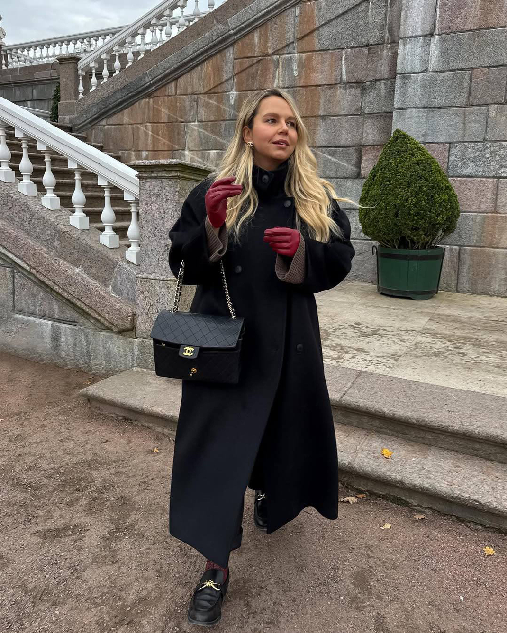 Иногда для того, чтобы влюбиться в осень, достаточно одного пальто 💔

Елена Маркушина выбирает модель Eye-catching из нашей осенней коллекции — пальто, в котором сочетаются эстетика и функциональность. Объемный крой и округлая линия плеч создают идеальный силуэт в духе расслабленной элегантности, а высокое содержание шерсти в составе ткани обеспечивает комфорт и тепло даже в ветреные дни.

Классическая двубортная застёжка помогает сохранить тепло, не перегружая образ, а длина midaxi визуально вытягивает фигуру и защищает от холода. Особое внимание — воротнику-трансформеру, который легко превращается из отложного в стойку при помощи скрытой пуговицы: практичная деталь, добавляющая современный штрих и дополнительную защиту от ветра.

В паре с яркими перчатками этот look звучит по-новому — немного дерзко, но по-прежнему утончённо.

Так рождается баланс между классикой и акцентом, когда каждая деталь работает на настроение.