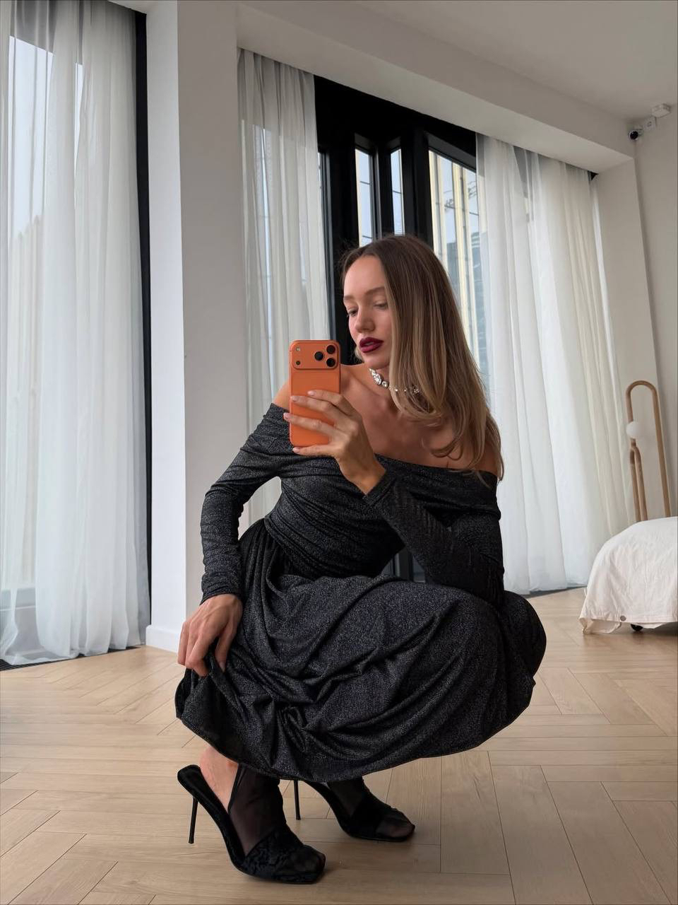 Две идеи для новогоднего образа от стилиста Кристины Коробко ❤️

Сверкающее платье Whisper Of Sand
Бархатистые мюли Velvet Stage