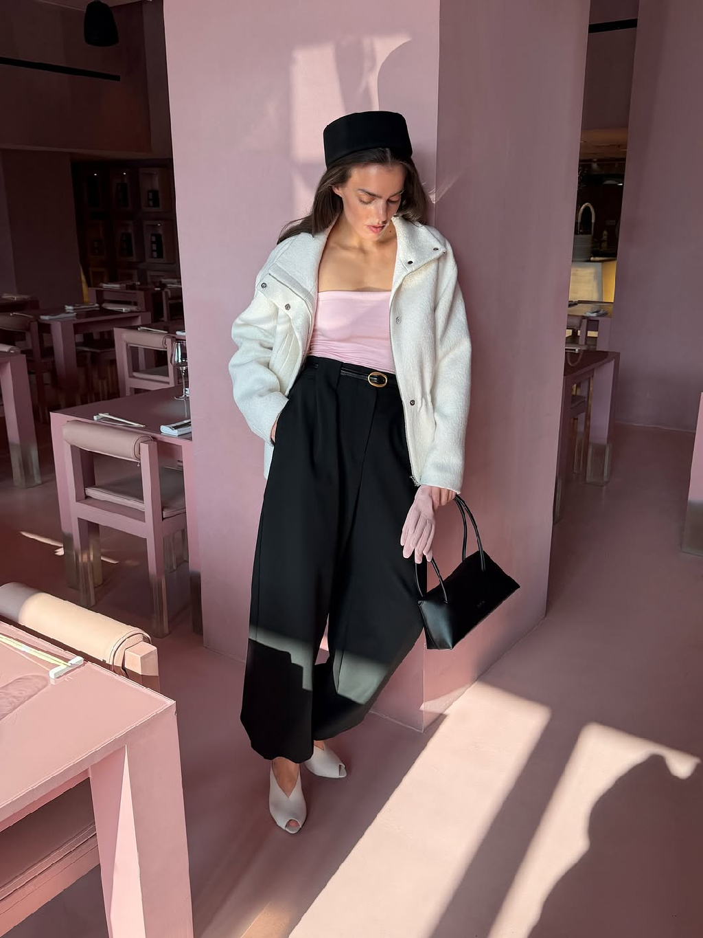 Легкость формы, точность силуэта - парка Chic Routine задает тон всему образу. Весна, в которой комфорт становится эстетикой 🤍