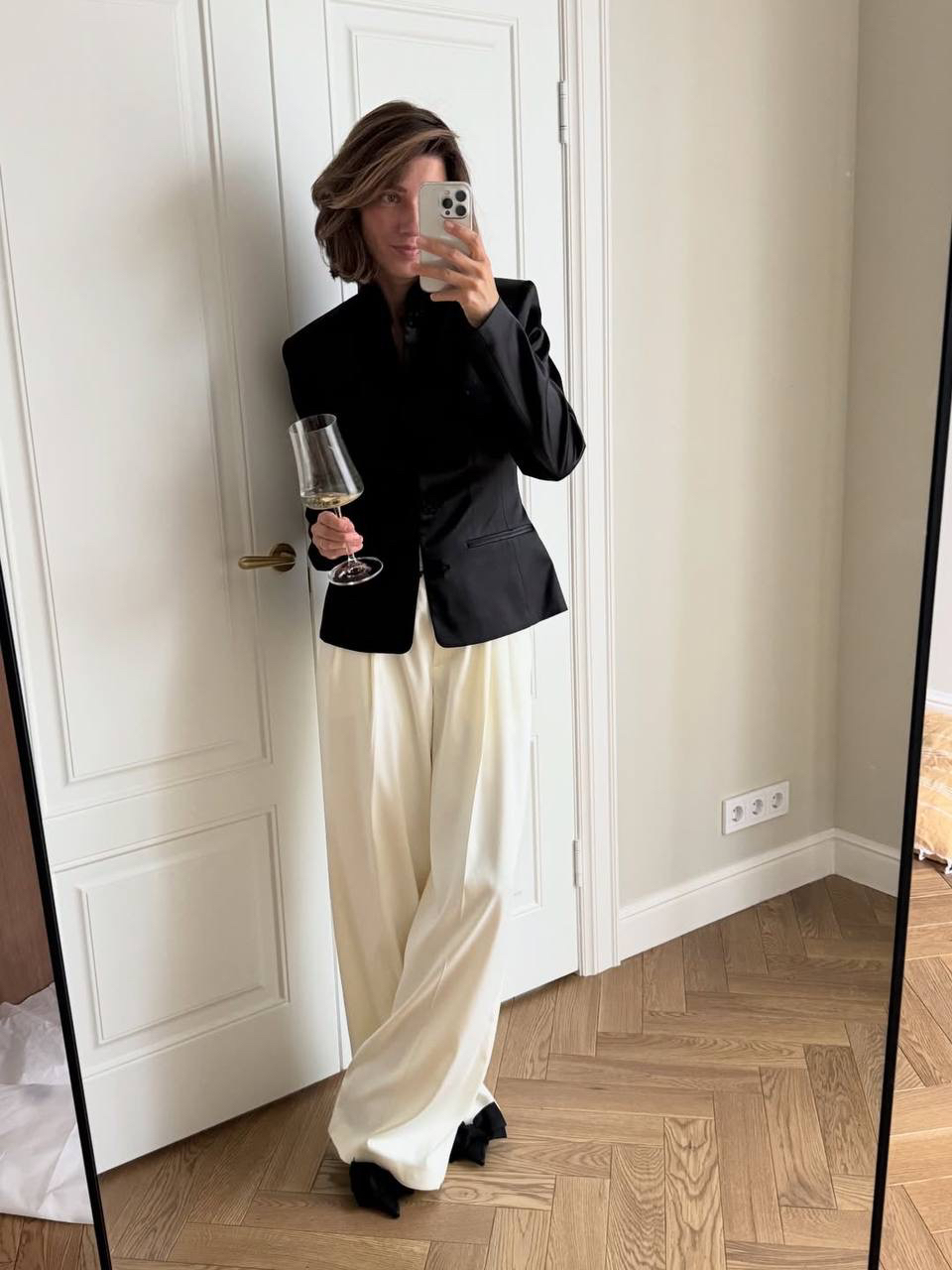 Изысканный выбор Алисы Григориади из новогодней коллекции 🤍

Утонченность и притягательность восточной эстетики в жакете Eastern Muse с сатиновым блеском. Идеален в сете с классическими брюками в контрастном оттенке.

Деликатная юбка-миди Tender Lace и топ в бельевом стиле Lovely Lace — магия чувственных кружевных деталей и черного цвета с атласными переливами. Созданы для изящных женственных сочетаний в стиле роскошного минимализма.

Невесомая накидка White Mist, эффектно развевающаяся при движении и придающая любым образам нотку торжественной театральности и волшебства.

Вдохновляемся стилизациями Алисы и собираем свой безупречный аутфит для самой долгожданной ночи года 🪄