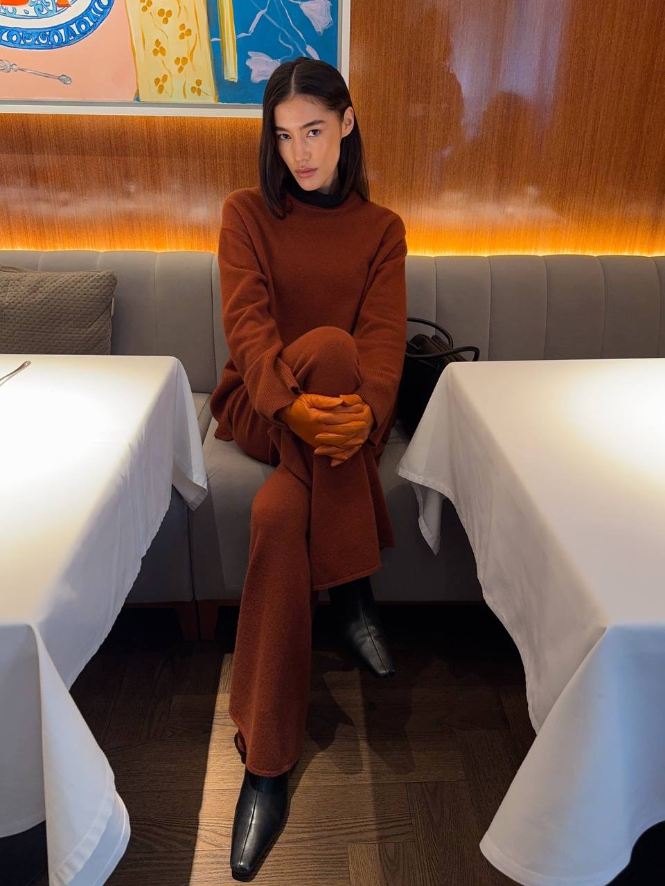 Осенне-зимний сезон создаёт свои правила 🧡 — мягкие, тёплые, по-домашнему уютные. 

В центре образа — джемпер из Merino Wool: свободный силуэт, деликатные разрезы по бокам, широкие манжеты, мягкая поясная резинка. 

Терракотовый оттенок идеально раскрывается в холодной палитре сезона — легко дружит с жёлтыми, голубыми, шоколадными акцентами и вдохновляет на стилизации без лишних слов. А если ваше настроение — чистый минимализм, собирайте монохром с брюками или юбкой: элегантность здесь приходит быстрее, чем вспыхивают утренние уведомления.

Брюки из мериносовой шерсти продолжают историю комфорта. Нежная пряжа австралийского мериноса и слегка расклешённый крой с широкой мягкой резинкой на талии создают современный женственный силуэт, который живёт в ритме ваших будней. Они станут основой капсулы для поездок, прогулок и тех дней, когда хочется свободы без компромиссов.
