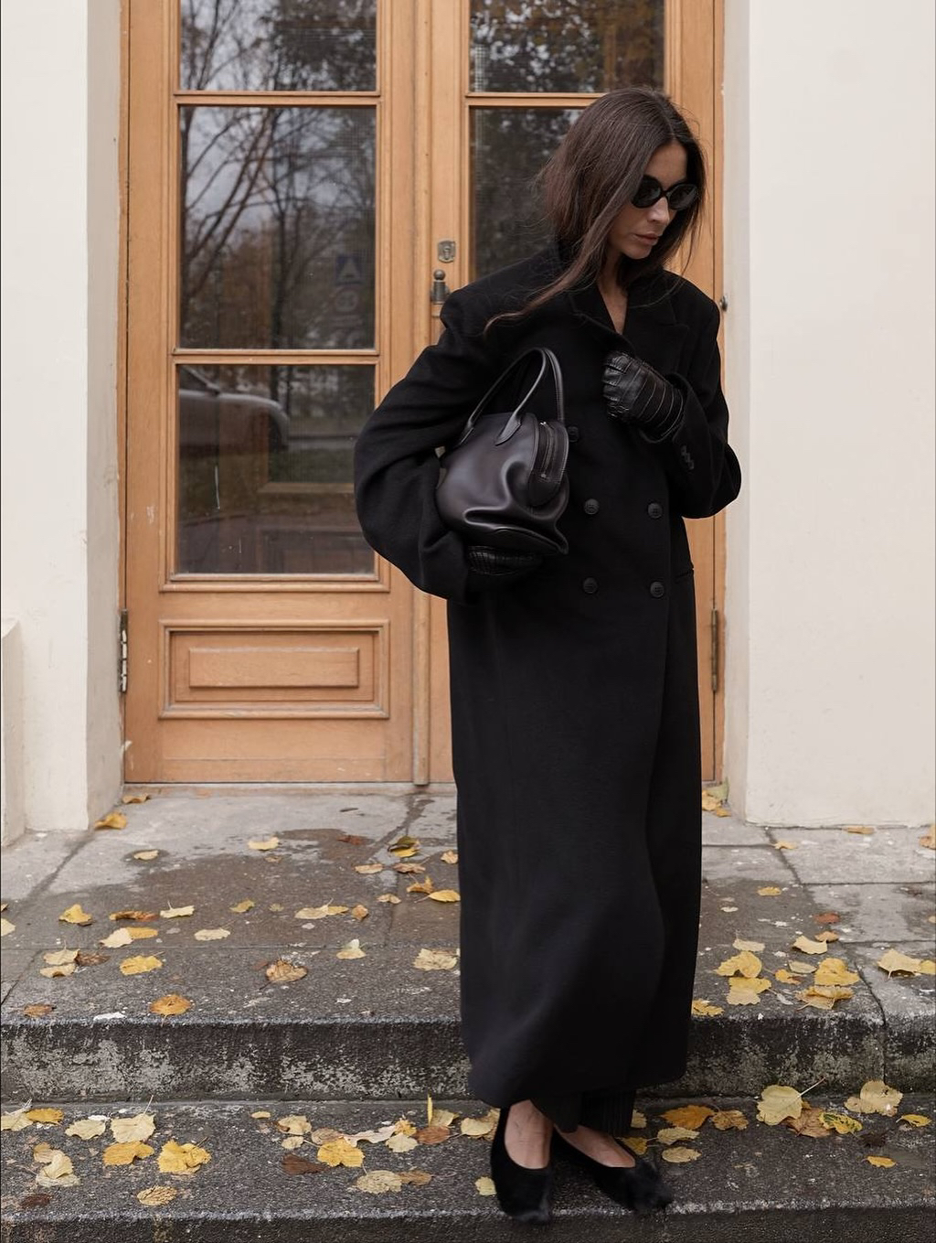 Выбор Оксаны Рим @oksanarim1 на осень:
statement-пальто Dark Black