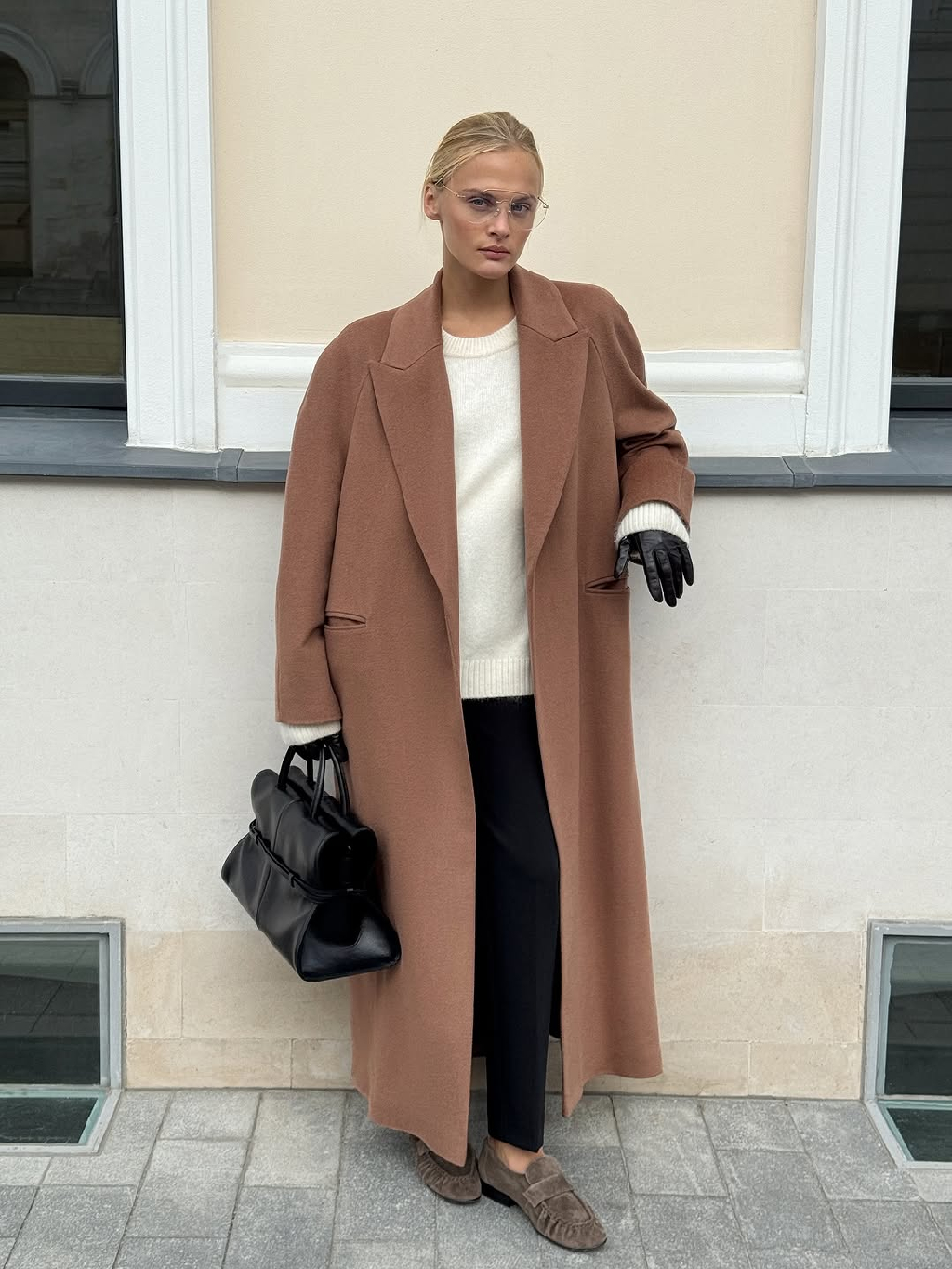 Пальто-халат Crawford - история про универсальность 🤎

В будни мы выбираем его с лаконичным джемпером и создаём женственный силуэт, в котором хочется идти на важные встречи и пить кофе на бегу.

А в выходные — дополняем трикотажным костюмом и позволяем себе немного замедлиться.

Широкая линия плеч придаёт структуру, пояс формирует талию, а благородный оттенок кэмел остаётся вне времени.