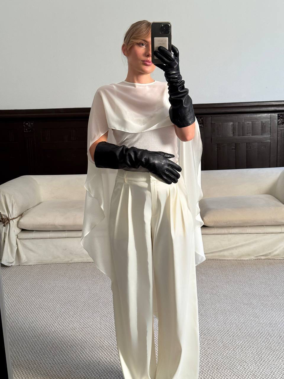 Выбор стилиста и fashion-инфлюенсера Аннет в новогодней коллекции SELFMADE ❤️

Сверкающее платье Whisper Of Sand
Невесомая накидка White Mist
Эффектные брюки с сатиновым блеском Eastern Muse
Роскошное платье с корсетным лифом Spark The Desire