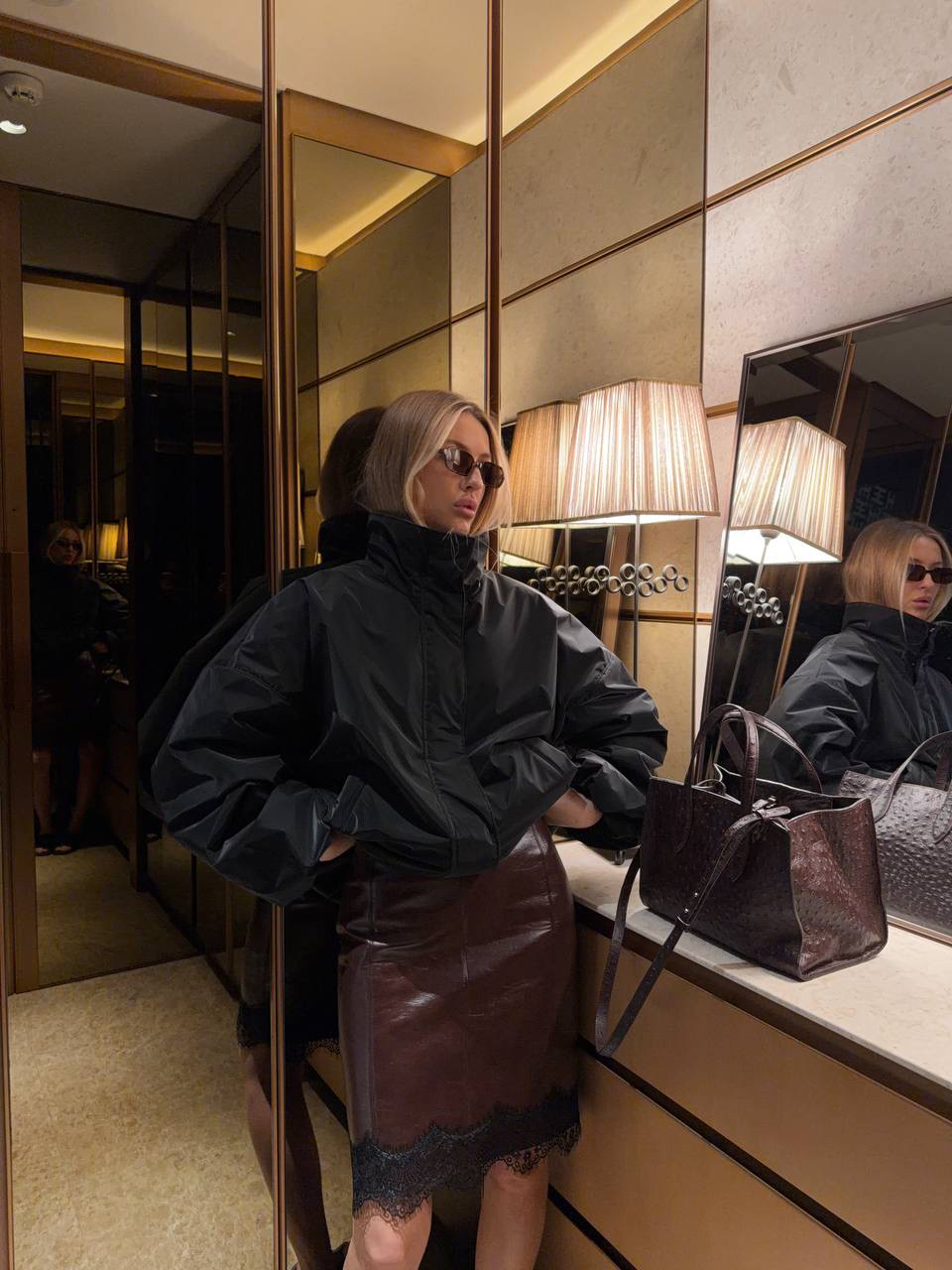 Инфлюенсер Яна показывает разные грани женственности в образах из новой коллекции 💌

Для  чувственного и дерзкого образа выбираем объемный бомбер и юбку с изящной линией кружева, сочетая актуальный глянец с фактурной экокожей. Тот самый случай, когда уверенность и трендовые детали только подчеркивают вашу элегантность.