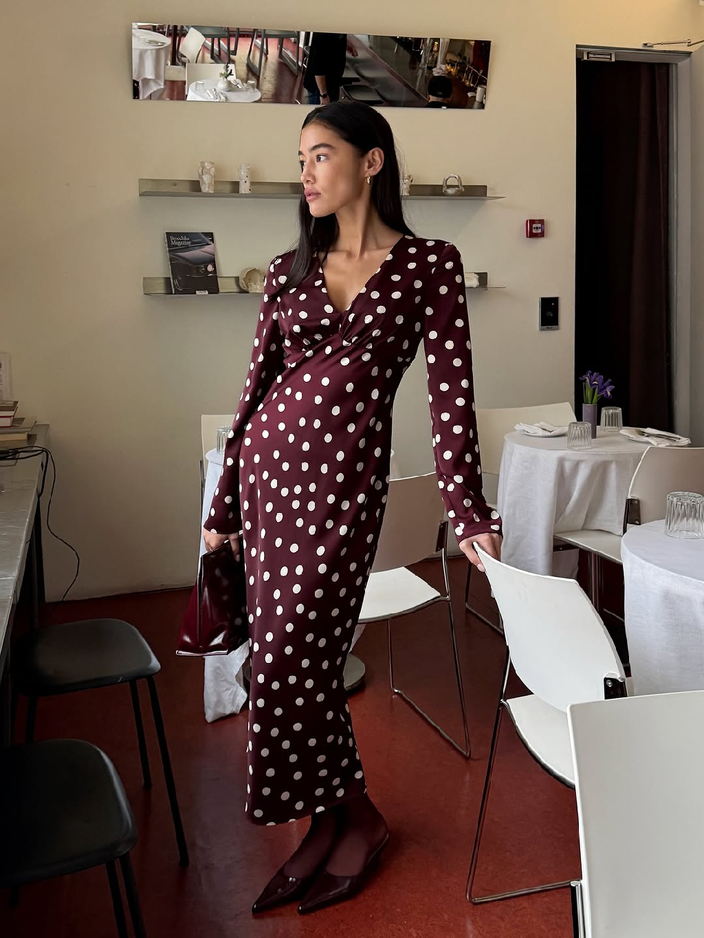 Иногда достаточно одного платья, чтобы весь день превратился в кино 🎥 
Глубокий вишневый оттенок, крупный горох, лёгкий блеск атласа - Cherry Dots создано для тех, кто не боится быть в центре кадра.

Струящееся, чувственное, с утончённым силуэтом - оно будто повторяет каждый ваш шаг, добавляя уверенности и движения.