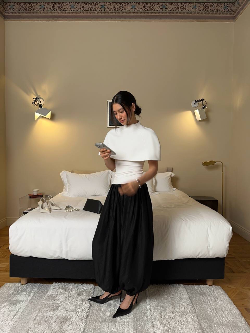 Брюки-аладдины в черном и золотистом оттенках — это динамичный крой, эффектное сияние и магия восточного колорита. Предлагаем идеи для весенних стилизаций с моделью, которая уже успела полюбиться вам, став одним из наших хитов 🪭

Что создать образ в эстетике новой элегантности – выбираем архитектурный кейп.