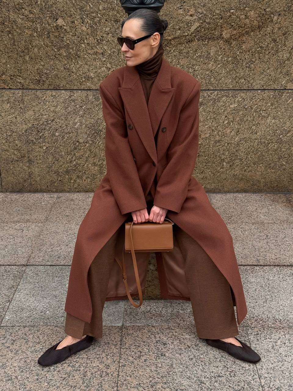 Образ от Анны, автора телеграм-канала «На лёгком элеганте», в тёплой осенней палитре с роскошным пальто Classy Fit, брюками с высокой посадкой, водолазкой Brandy Brown и балетками из натуральной кожи с ворсом в глубоком коричневом цвете 🤎